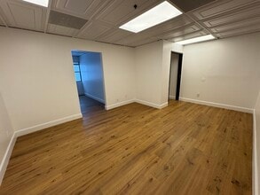15928 Ventura Blvd, Encino, CA à louer Photo de l’immeuble– Image 1 sur 4