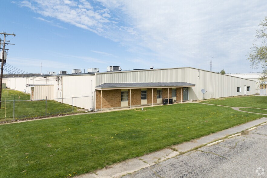 240 E Industrial Pky, Fayette, OH à louer - Photo de l’immeuble – Image 1 sur 23
