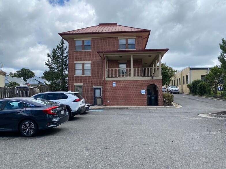 847 Station St, Herndon, VA à louer - Photo de l’immeuble – Image 3 sur 4