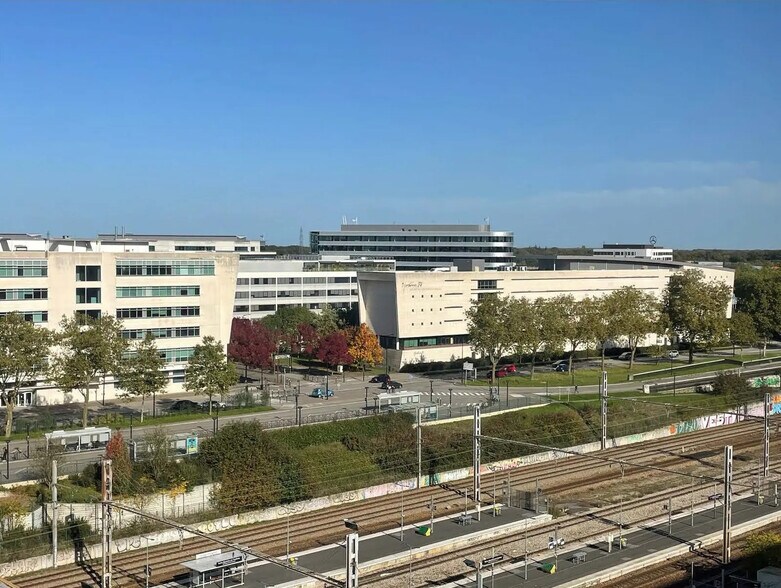 Bureau dans Montigny-le-Bretonneux à vendre - Photo de l’immeuble – Image 1 sur 11