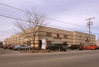 Plus de détails pour 732-738 N Highland Ave, Aurora, IL - Industriel/Logistique à louer