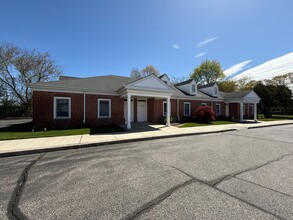 1149 Old Country Rd, Riverhead, NY à louer Photo de l’immeuble– Image 1 sur 7