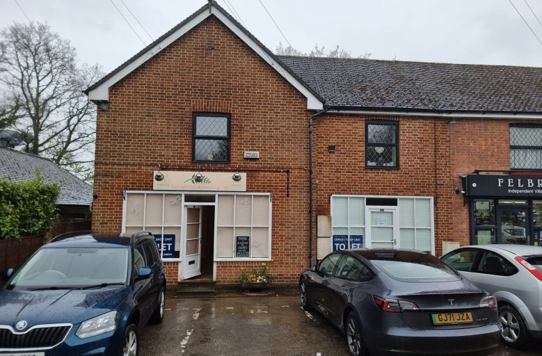 29 Crawley Down Rd, East Grinstead à louer - Photo de l’immeuble – Image 1 sur 1