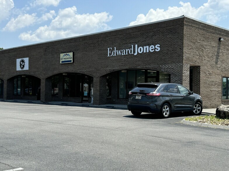 624-630 Dolly Parton Pky, Sevierville, TN à louer - Photo de l’immeuble – Image 3 sur 7