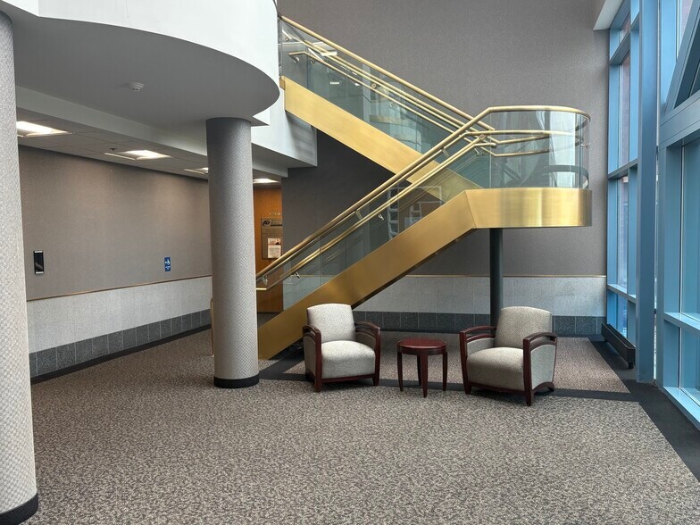 105 Raider Blvd, Hillsborough, NJ à louer - Hall d’entrée – Image 2 sur 5