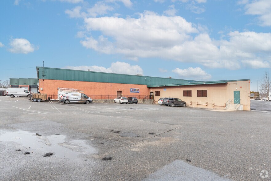 200 Robbins Ln, Jericho, NY à louer - Photo de l’immeuble – Image 3 sur 6