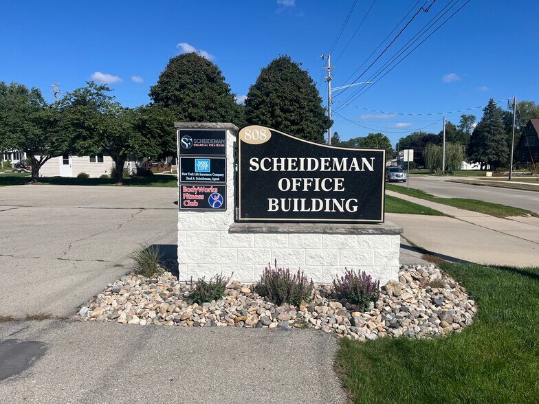 808 4th St NE, Hampton, IA à vendre - Photo de l’immeuble – Image 2 sur 48