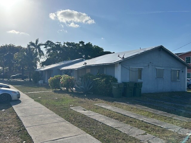 1207 NE 1st Ave, Homestead, FL à vendre - Photo de l’immeuble – Image 2 sur 16
