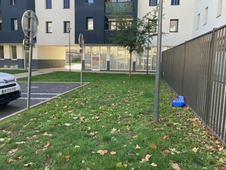 Local d’activités dans Trappes à louer - Photo de l’immeuble – Image 2 sur 9