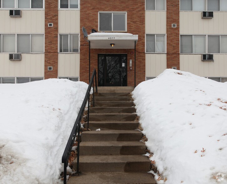 4233 3rd St NE, Columbia Heights, MN à vendre - Photo de l’immeuble – Image 3 sur 3