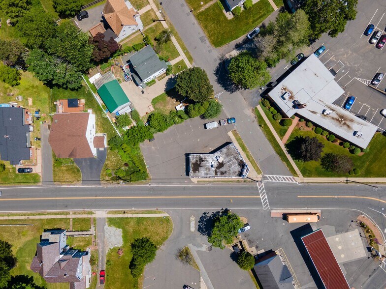 55 White Ave, East Longmeadow, MA à louer - Photo de l’immeuble – Image 2 sur 24