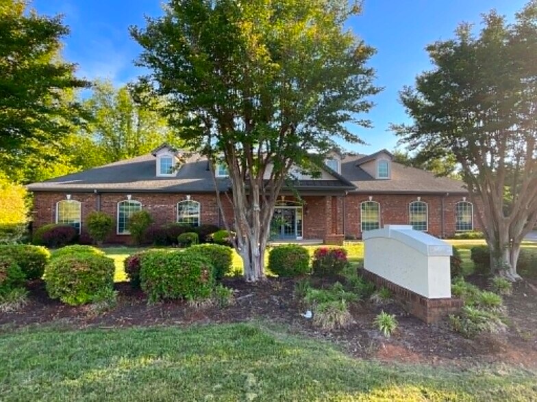 7261 Burlington Rd, Whitsett, NC à vendre - Photo de l’immeuble – Image 2 sur 10