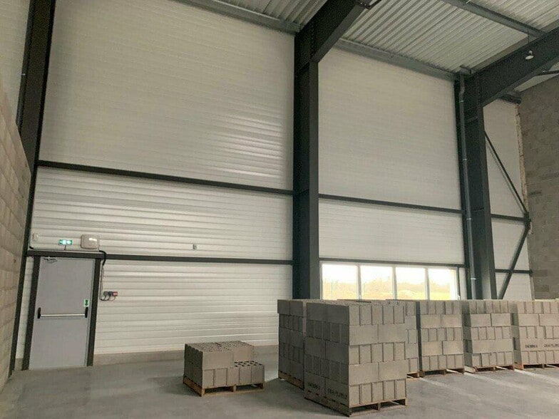 Local d’activités dans Dagneux à louer - Photo de l’immeuble – Image 2 sur 22