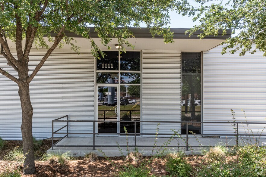 1111 Regal Row, Dallas, TX à louer - Photo de l’immeuble – Image 3 sur 6