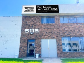 9730-9738 51st Ave NW, Edmonton, AB à louer Photo de l’immeuble– Image 2 sur 5