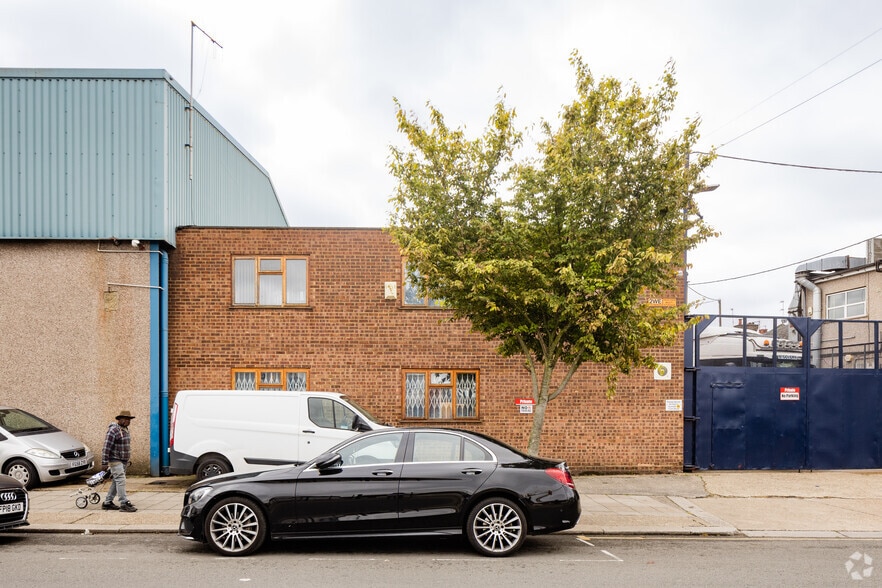25 Colin Rd, Londres à vendre - Photo principale – Image 1 sur 2