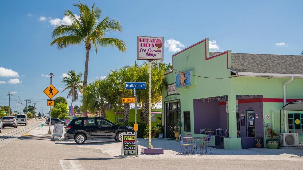 4643-4645 NE Pine Island Rd NW, Cape Coral, FL à louer - Photo de l’immeuble – Image 3 sur 5