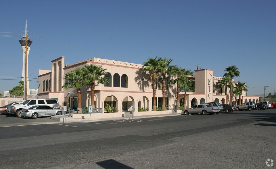 714 E Sahara Ave, Las Vegas, NV à vendre - Photo de l’immeuble – Image 2 sur 10