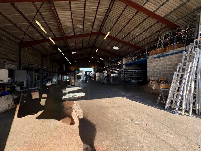 Plus de détails pour Local d’activités à vendre