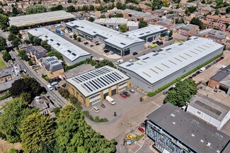 Plus de détails pour Clock Tower Rd, Isleworth - Bureau, Industriel/Logistique à louer