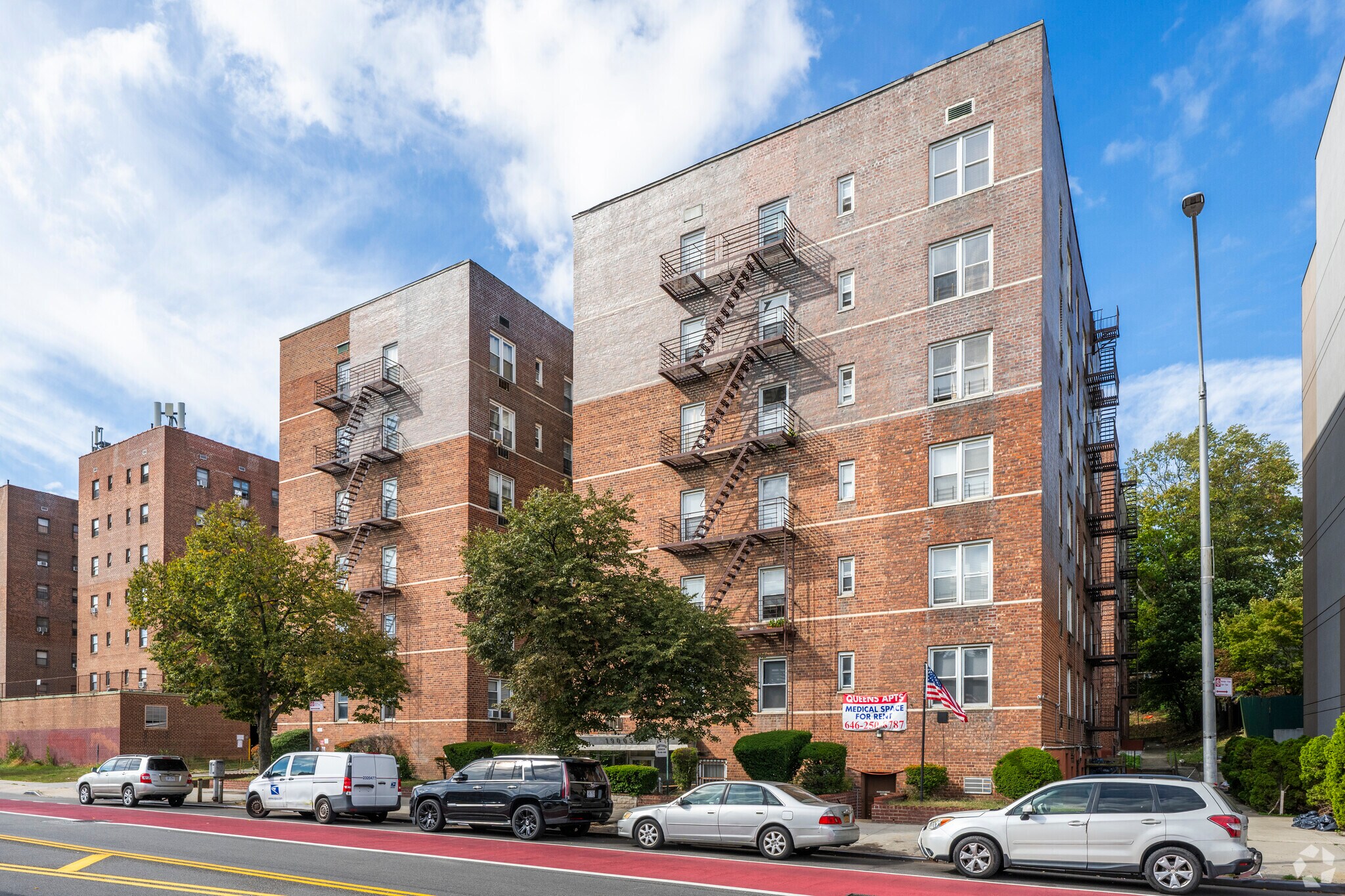 190-05 Hillside Ave, Hollis, NY à louer Photo principale– Image 1 sur 3