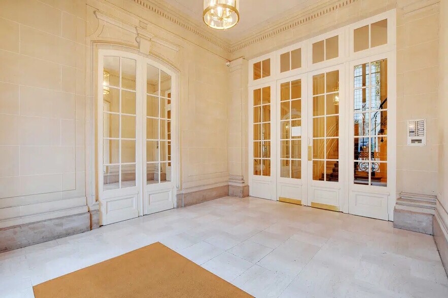 Local commercial dans Paris à vendre - Photo de l’immeuble – Image 3 sur 10
