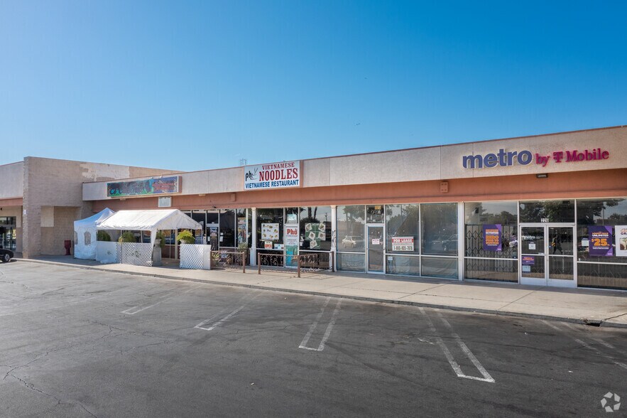 220-280 E Palmdale Blvd, Palmdale, CA à louer - Photo principale – Image 1 sur 4