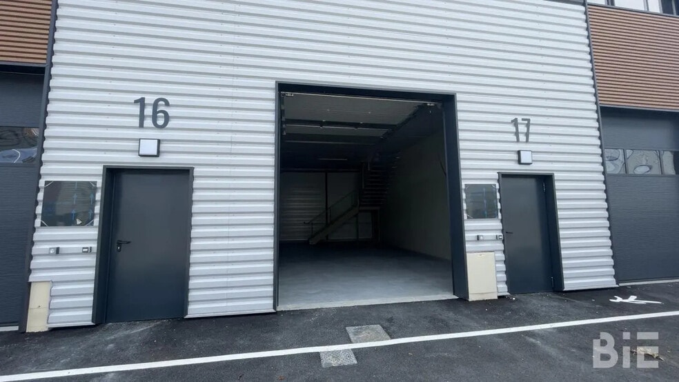 Local d’activités dans Gradignan à louer - Photo de l’immeuble – Image 3 sur 8