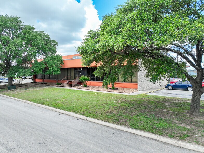 4267 Dividend Rd, San Antonio, TX à vendre - Photo de l’immeuble – Image 3 sur 15