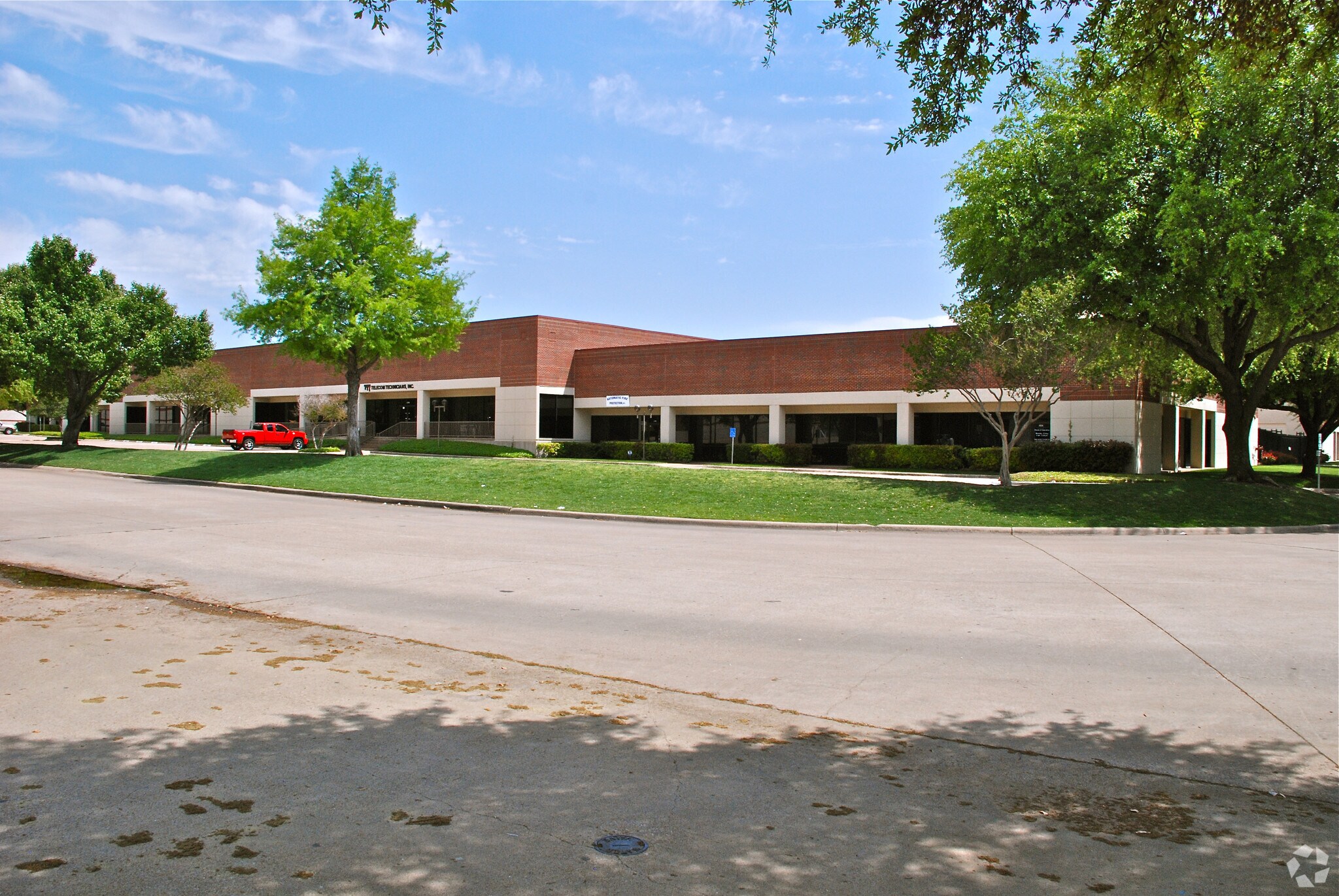 12002-12046 Forestgate Dr, Dallas, TX à louer Photo principale– Image 1 sur 10