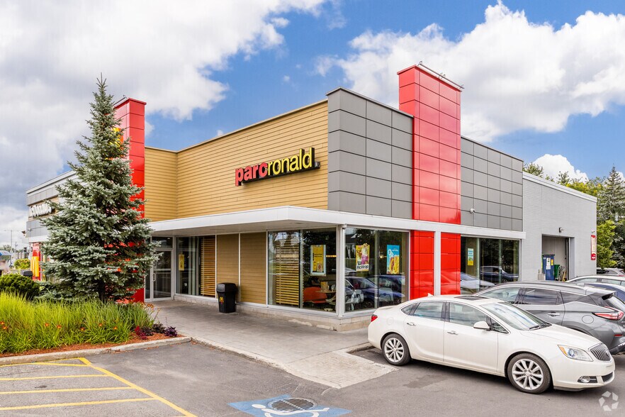 2180 Boul Des Laurentides, Laval, QC à louer - Photo principale – Image 1 sur 4