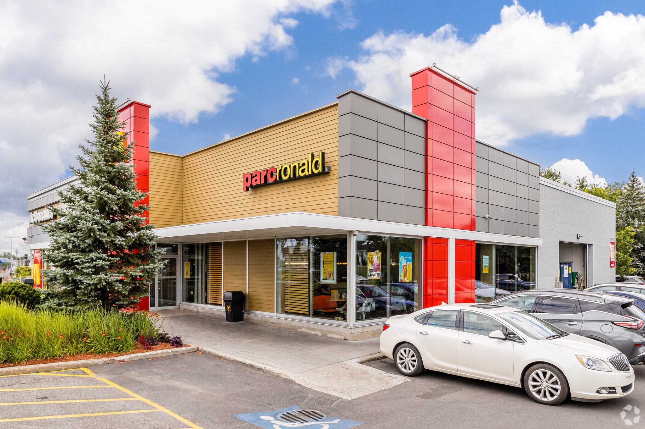2180 Boul Des Laurentides, Laval, QC à louer Photo principale– Image 1 sur 5