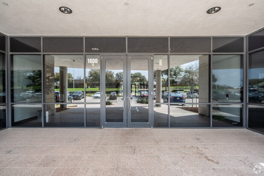 1600 N Collins Blvd, Richardson, TX à louer - Photo de l’immeuble – Image 2 sur 4