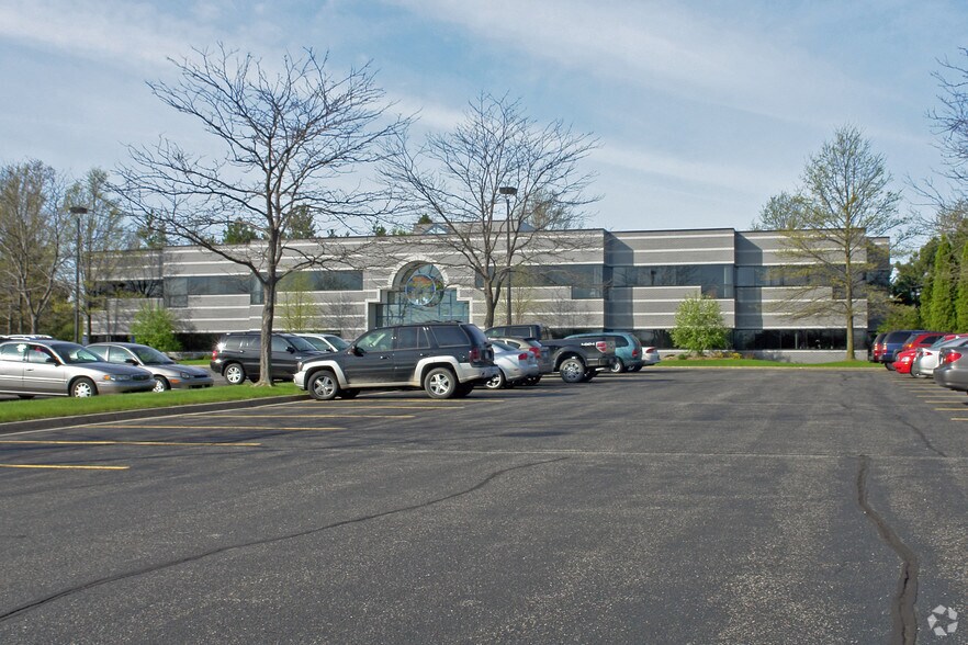 695 Kenmoor Ave SE, Grand Rapids, MI à louer - Photo de l’immeuble – Image 2 sur 3