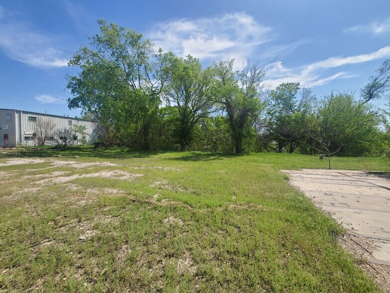 16901 E Admiral Pl, Tulsa, OK à vendre - Photo de l’immeuble – Image 3 sur 8