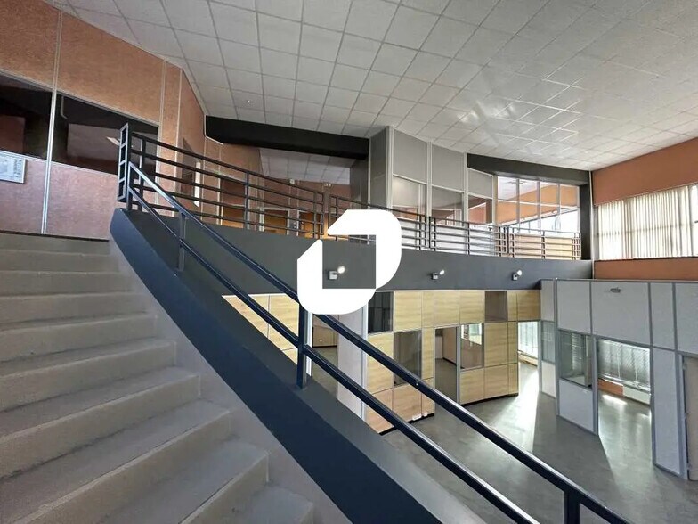 Bureau dans Saint-Denis à louer - Photo de l’immeuble – Image 3 sur 7