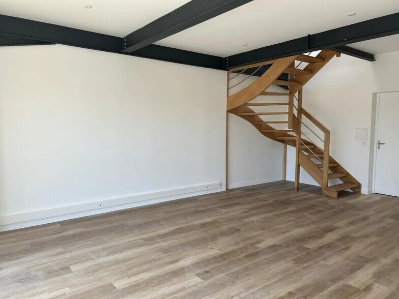 Local d’activités dans Donges à louer - Photo de l’immeuble – Image 2 sur 13