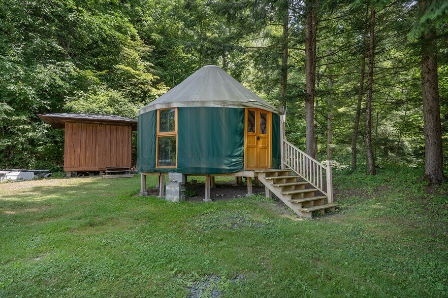 213 Fiddlers Elbow Rd, Greenwich, NY à vendre - Photo de l’immeuble – Image 2 sur 15