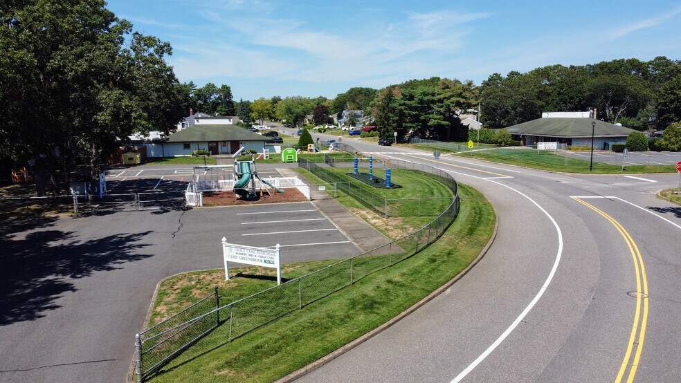 9-10 Glenmere Ln, Coram, NY à vendre - Photo de l’immeuble – Image 1 sur 36