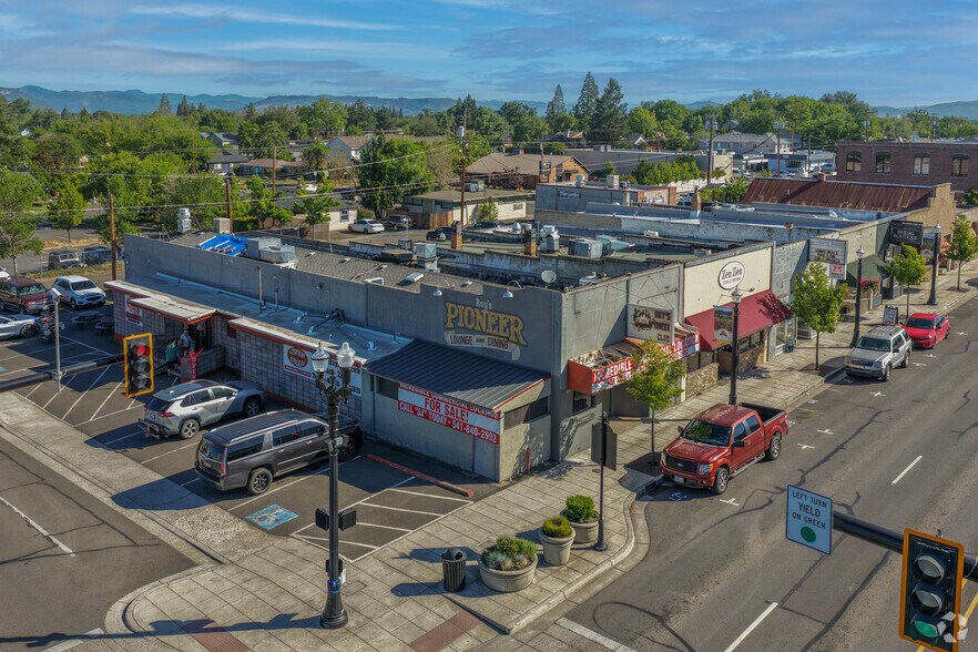 217 E Pine St, Central Point, OR à vendre - Photo de l’immeuble – Image 1 sur 2