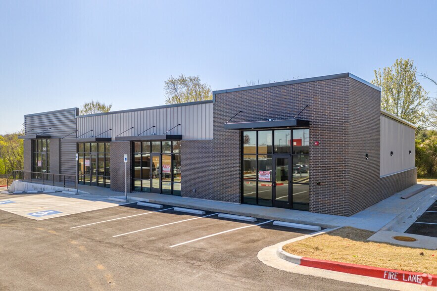 2649 E Mission Blvd, Fayetteville, AR à louer - Photo de l’immeuble – Image 2 sur 7