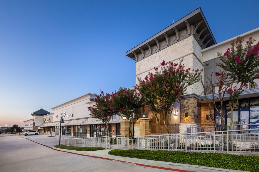 2105-2129 W Davis St, Conroe, TX à louer - Photo de l’immeuble – Image 3 sur 32