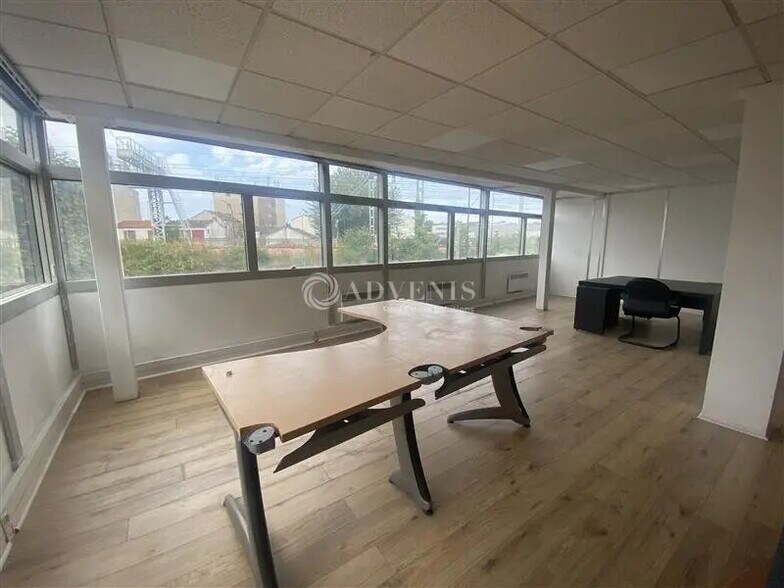 Bureau dans Vitry-sur-Seine à louer - Photo de l’immeuble – Image 3 sur 9