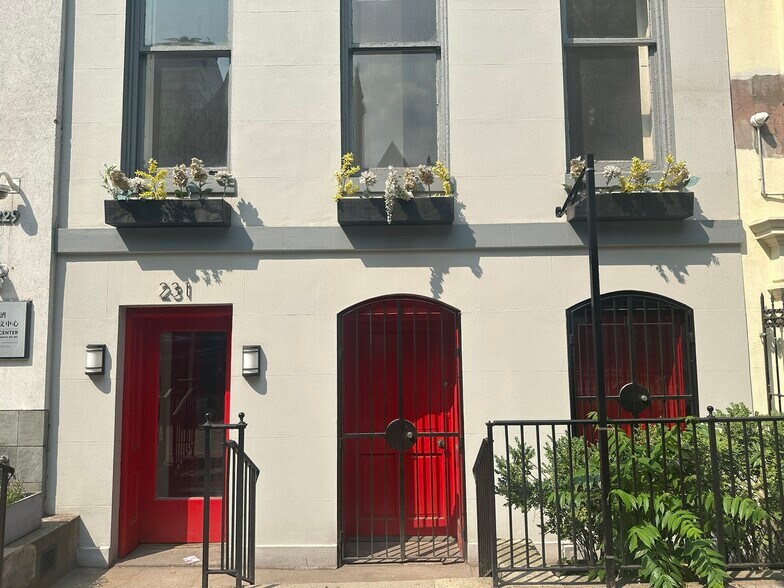 231 E 60th St, New York, NY à vendre - Photo de l’immeuble – Image 2 sur 10