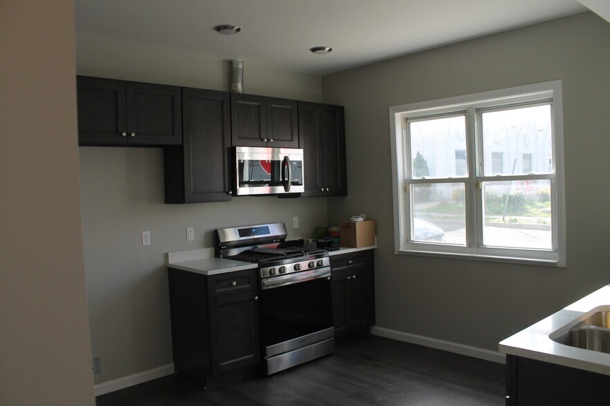 519 Roosevelt Ave, Carteret, NJ à vendre - Photo de l’immeuble – Image 3 sur 34