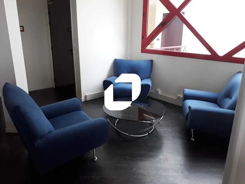 Bureau dans Les Essarts-le-Roi à louer - Photo intérieure – Image 2 sur 10