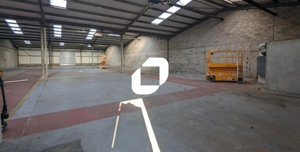 Local d’activités dans Servon à louer - Photo de l’immeuble – Image 2 sur 6