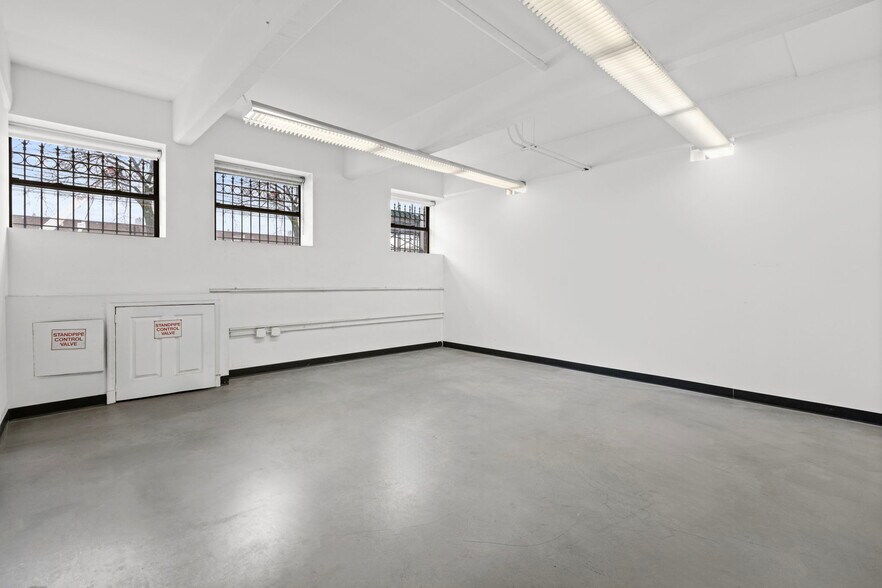 11-17 43rd Ave, Long Island City, NY à louer - Photo intérieure – Image 2 sur 22