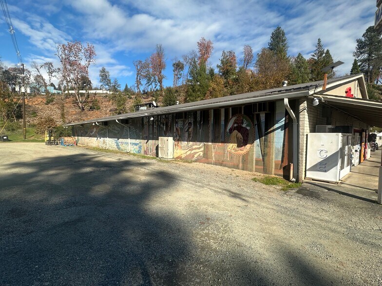 143 Davis Rd, Happy Camp, CA à vendre - Photo de l’immeuble – Image 3 sur 31