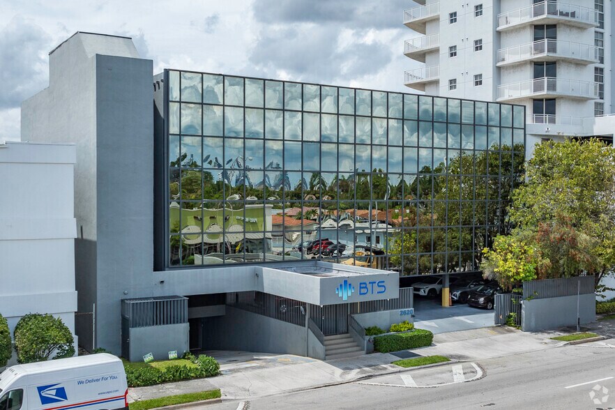 2620 SW 27th Ave, Miami, FL à louer - Photo de l’immeuble – Image 1 sur 2